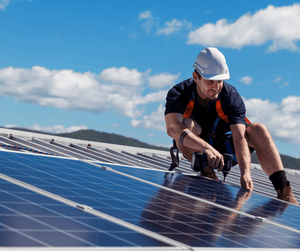 Zonnepanelen, een slimme investering. Maar mag je zonnepanelen plaatsen op een asbestdak?